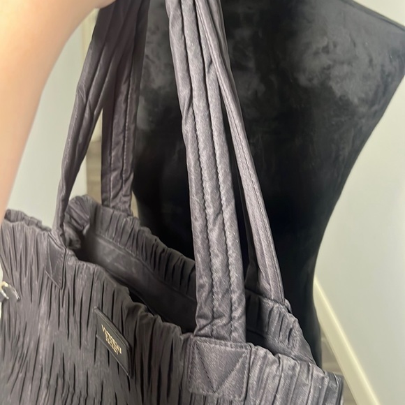 Victoria's Secret Black Tote Bag 2017 Limited Edition Pleated Side Pulls NWOT - Picture 5 of 8